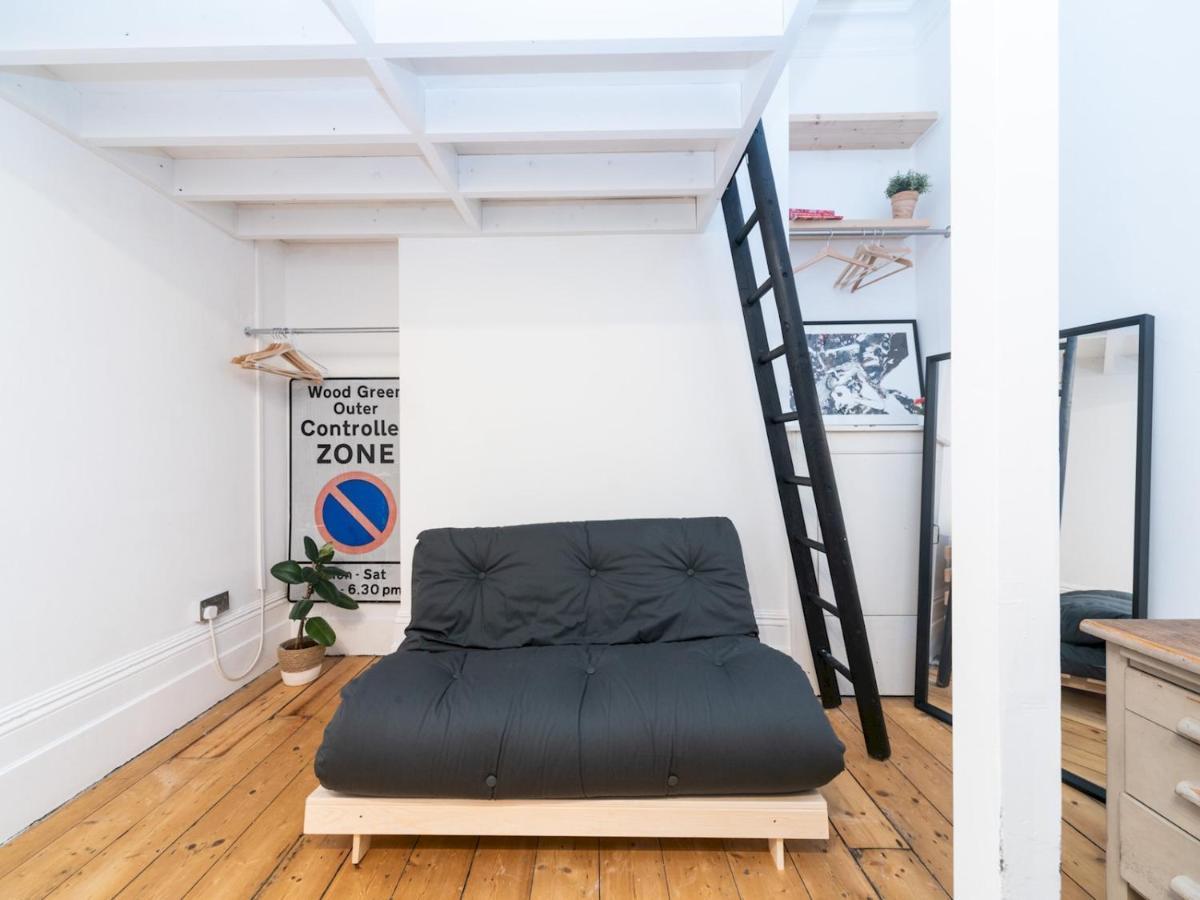 Pass The Keys Rustic And Quirky Flat In Charming Charlton Village Londres Exterior foto