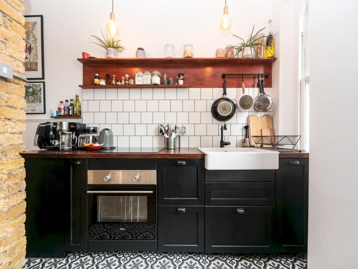 Pass The Keys Rustic And Quirky Flat In Charming Charlton Village Londres Exterior foto