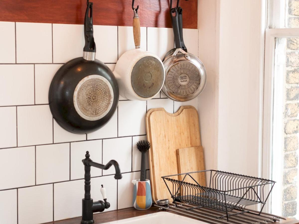 Pass The Keys Rustic And Quirky Flat In Charming Charlton Village Londres Exterior foto