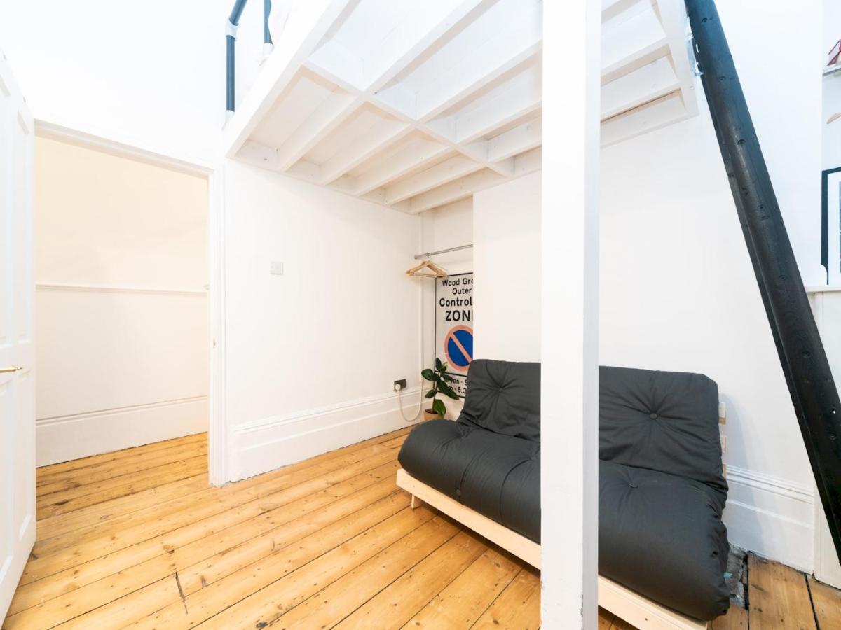 Pass The Keys Rustic And Quirky Flat In Charming Charlton Village Londres Exterior foto