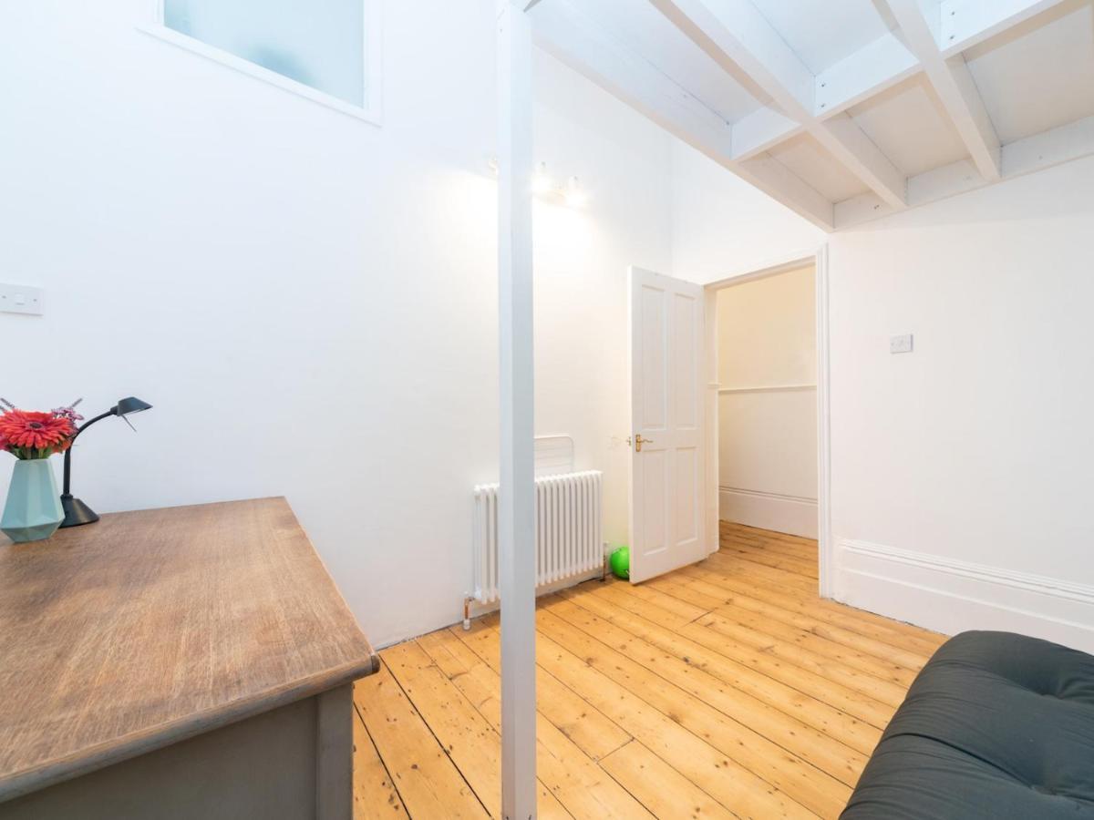 Pass The Keys Rustic And Quirky Flat In Charming Charlton Village Londres Exterior foto